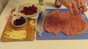 РУЛЕТ ИЗ ИНДЕЙКИ С ВЯЛЕНЫМИ ПОМИДОРАМИ И ВИШНЕЙ