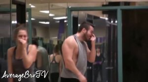 СТОЯК В ТРЕНАЖЕРНОМ ЗАЛЕ  ЖЕСТКИЙ ПРАНК