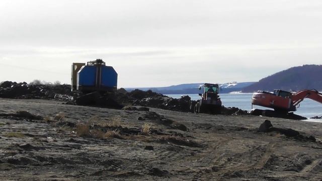 Работа экскаватора на грузовом причале в Звенигово смотреть онлайн