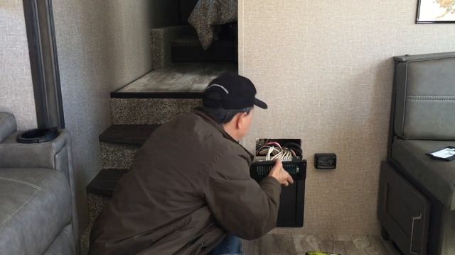 12 Volt DC Power Converter Not Working When RV Is Connected To Shore Power. Works On Battery Power. смотреть онлайн