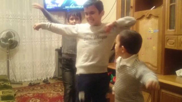 Детская зажигательная лезгинка:Дети взорвали дом! смотреть онлайн