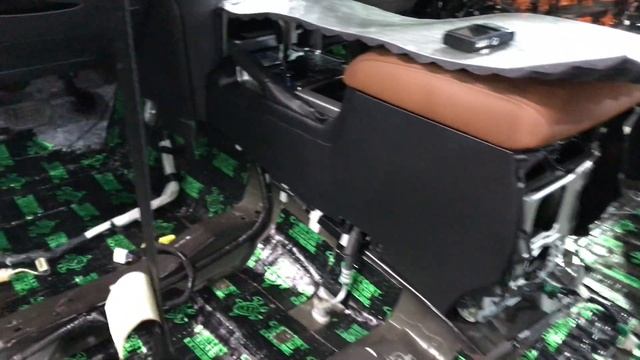 Звукоизоляция салона премиум шви материалами Комфортмат. Автомобиль Toyota Land Cruiser 200 Series. смотреть онлайн