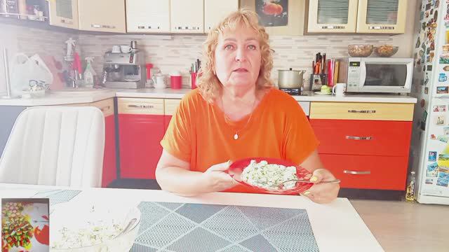 Салат 🥗 из молодых кабачков и плавленых сырков смотреть онлайн