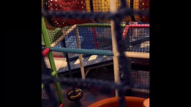 Гиперактивный ребёнок в игровом центре. смотреть онлайн