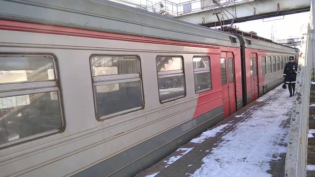 Электропоезд ЭД4М-0148 прибывает на станцию Голутвин. смотреть онлайн