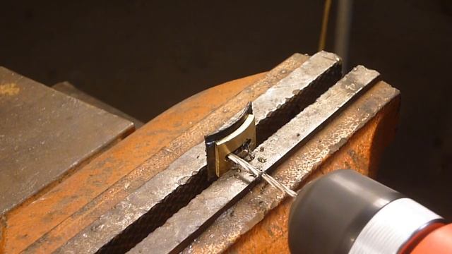 Нож из коньков и разного хлама. Knife made of skates and other rubbish. смотреть онлайн