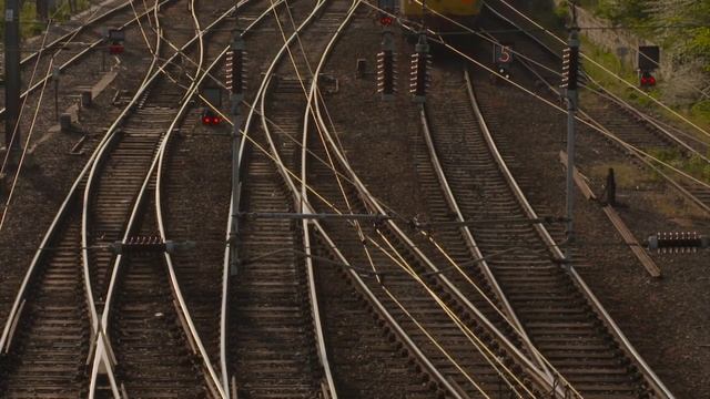 Почему между рельсами на железной дороге ставят полосатые планки смотреть онлайн