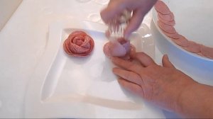 Праздничная роза из колбасы на 8 марта. Роза из Колбасы ВЗОРВАЛА Тик Ток (Tik Tok). Быстро и Просто