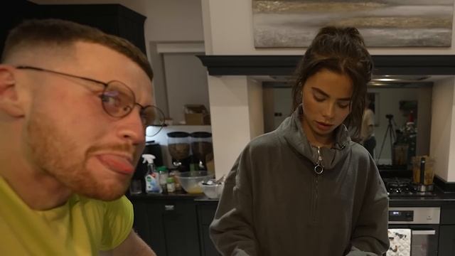 I MADE BEHZINGA A 100 LAYER LASAGNE ??? смотреть онлайн