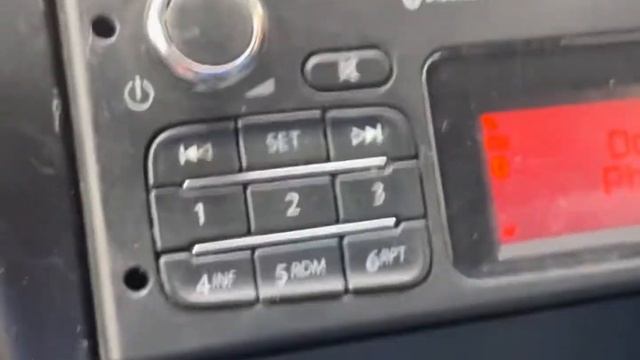 Removing radio with 2p coin for Radio Code Fix on Mercedes Citan смотреть онлайн