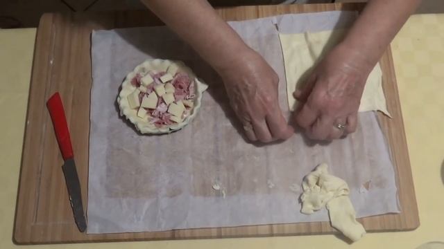 Деревенская пицца с слоеном тестом смотреть онлайн