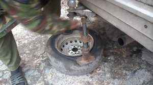 ремонт колес отдавливаем покрышку от диска
