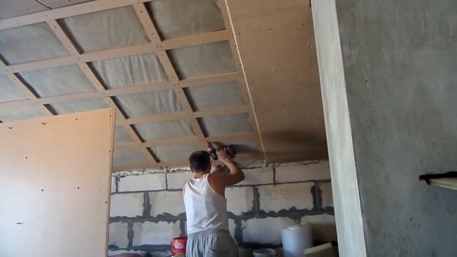 Как в одиночку подшить потолок листовым материалом | Разметка и монтаж листа смотреть онлайн