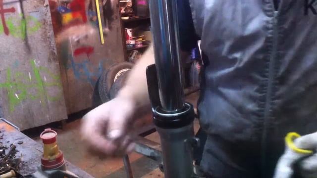 Замена сальника пера Yamaha FZ6 смотреть онлайн