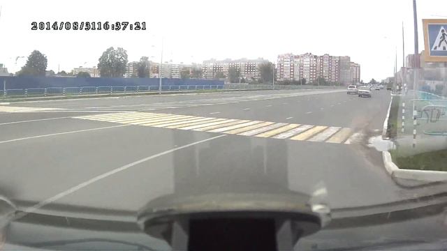 Уступает дорогу, перегородив полосу. смотреть онлайн