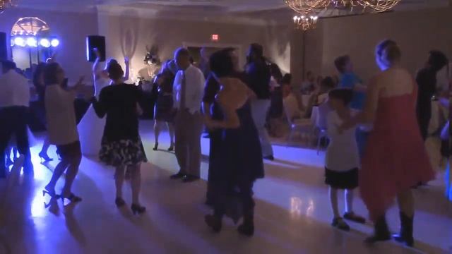 Bridesmaids dance ... Twist and Shout...such a great song to get everyone up to dance! смотреть онлайн