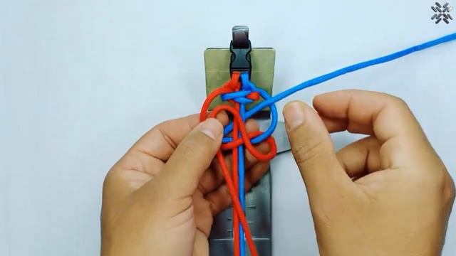 How to Make a "Twisted-Fusion" Paracord Survival Bracelet - BBKN. paracord bracelet -tutorial смотреть онлайн