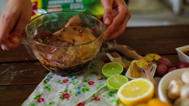 Куриные окорочка в имбирно-чесночном маринаде [Рецепты Bon Appetit] смотреть онлайн