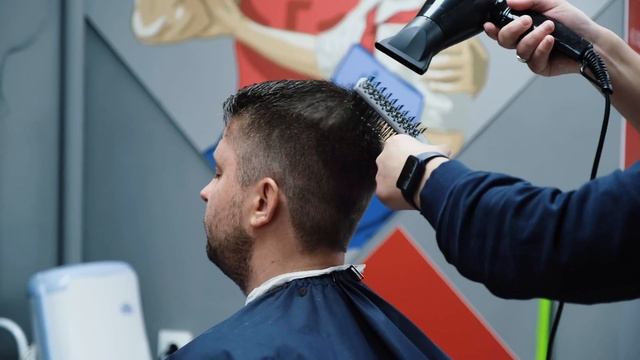 Путь Супермена – от входа в барбершоп до выхода с идеальной стрижкой смотреть онлайн