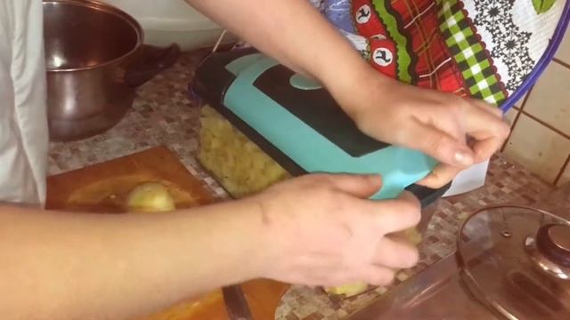 Нарезка варёного картофеля для Оливье на овощерезке Nicer Dicer смотреть онлайн