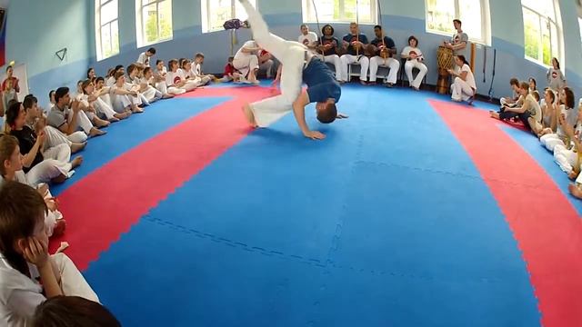 Troca de corda Ничка (Trancinha) Capoeira Camara 2012 Russia смотреть онлайн