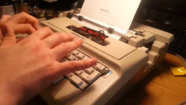 Olivetti Privileg 550 elektromechanische Schreibmaschine - Demonstration смотреть онлайн