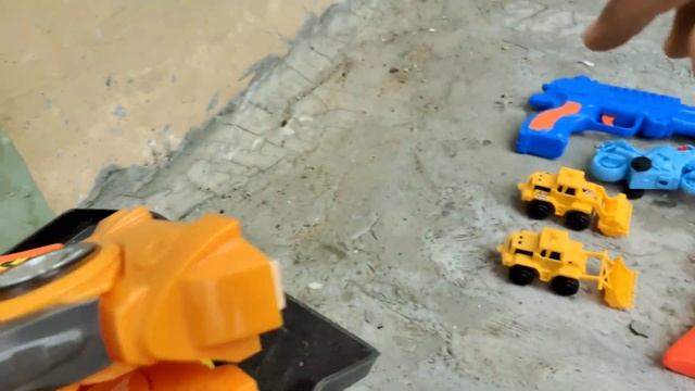 Menemukan Mainan Mobil Excavator, Pistol, Robot Transformer, Motorsport, Roller, Loader, Bus Tayo смотреть онлайн