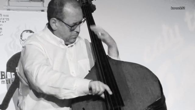Mariusz Bogdanowicz gra solo fragment własnej muzyki teatralnej do spektaklu "Emigranci" S.Mrożka смотреть онлайн