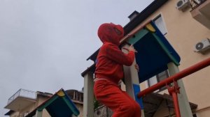 Человек-паук во дворе!!! Дети играют. Есения нападает на паука!х