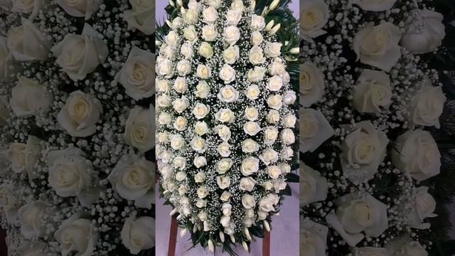 Траурный венок из белых роз смотреть онлайн