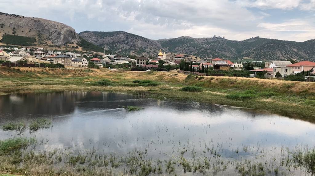 По Крыму пешком у села Весёлое к горе Два Брата и двум озерам смотреть онлайн