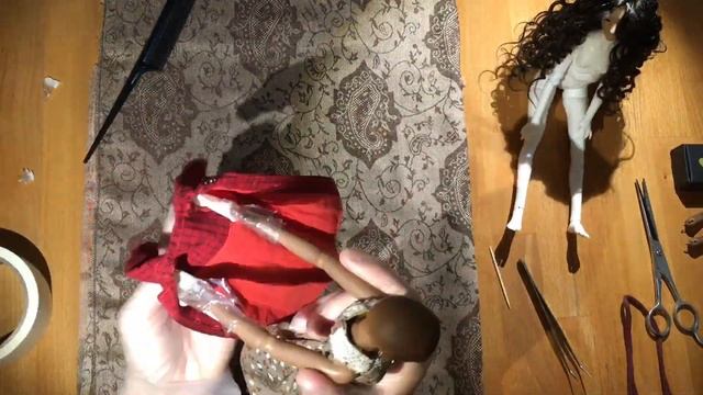 Одеваю и упаковываю куклу) смотреть онлайн