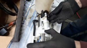 Как поменять ТОПЛИВНЫЙ ФИЛЬТР  в баке Хонда CR-V