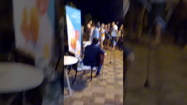 Певец в кафе Апероль. смотреть онлайн