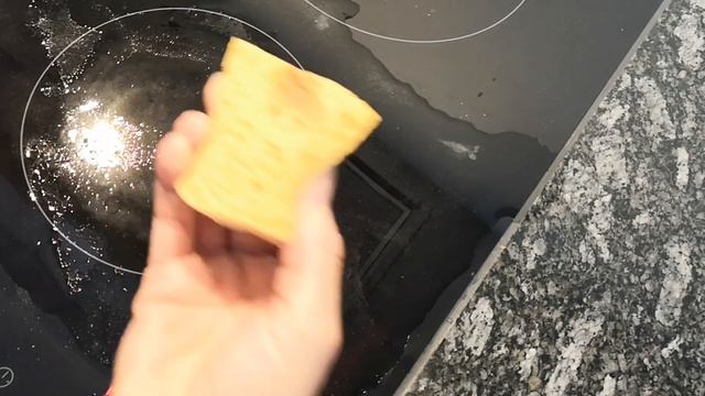 Как очистить СТЕКЛОКЕРАМИЧЕСКУЮ ПЛИТУ. Как отмыть варочную панель от НАГАРА, БЕЛОГО НАЛЕТА без ХИМИ смотреть онлайн