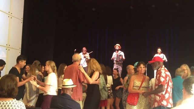 Танцы старичков в Кеннеди Центре по аккомпанемент трио Седриса Ватсона – 25 июля 2019 №5 смотреть онлайн