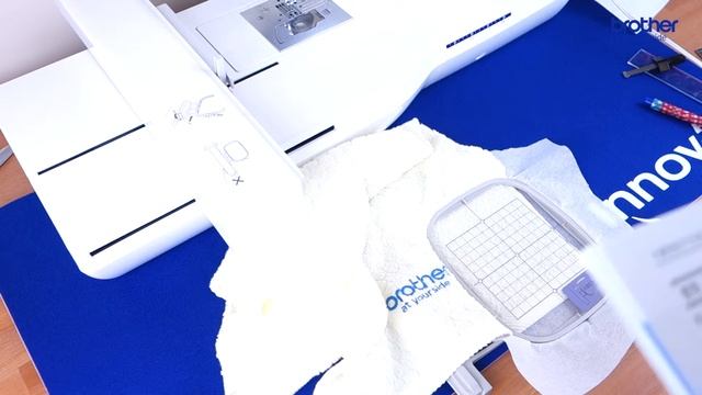 [Brother] V7 全智能家用縫紉刺繍機操作教學短片 - 第十八節: 安裝繍花框與底樸的應用 смотреть онлайн