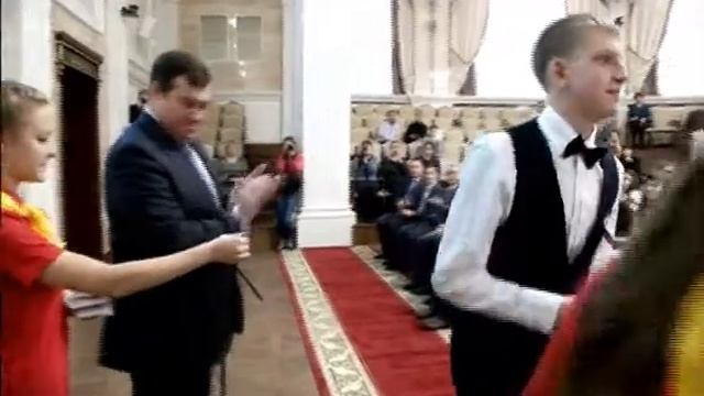В День Конституции юным новосибирцам торжественно вручили паспорта РФ смотреть онлайн