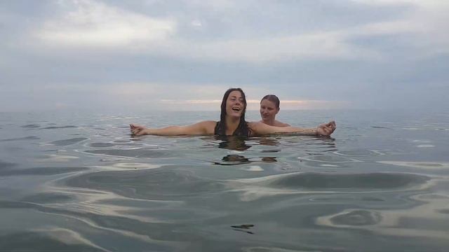 Дурачимся с девчонками в море (17 Августа 2019г.) смотреть онлайн