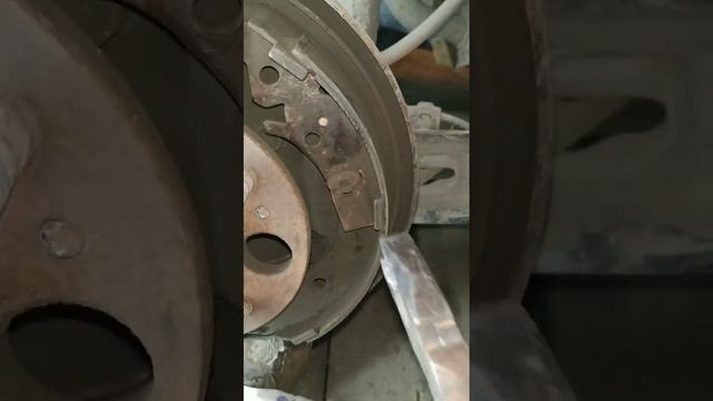 Как поменять барабанные тормозные колодки своими руками. смотреть онлайн