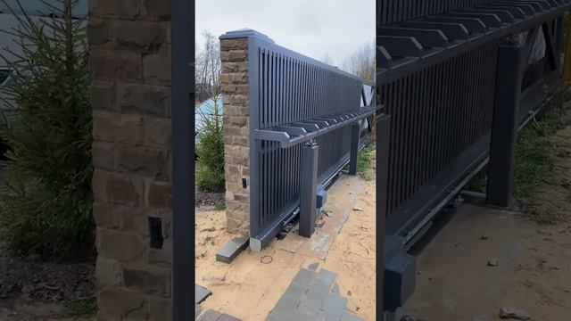 Современный дизайн. Откатные ворота весом 2 тонны для современного дома. смотреть онлайн