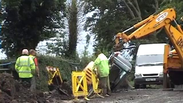 Volvo Excavator stuck in big hole Crane lift.Monty python смотреть онлайн