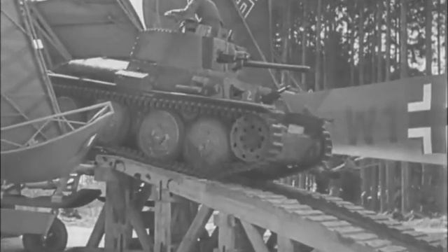 Погрузка двух Panzer 38 (t) в грузовой планер Messerschmitt Me 321 Gigant. смотреть онлайн