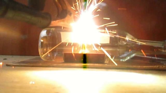 Огонь против стекла! Что будет со стеклянной бутылкой если температура 7000 °C смотреть онлайн