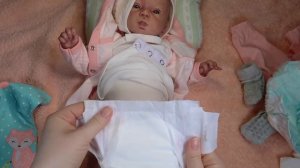 Реборн проснулась и кушает. Мы ее переодеваем Зырики ТВ