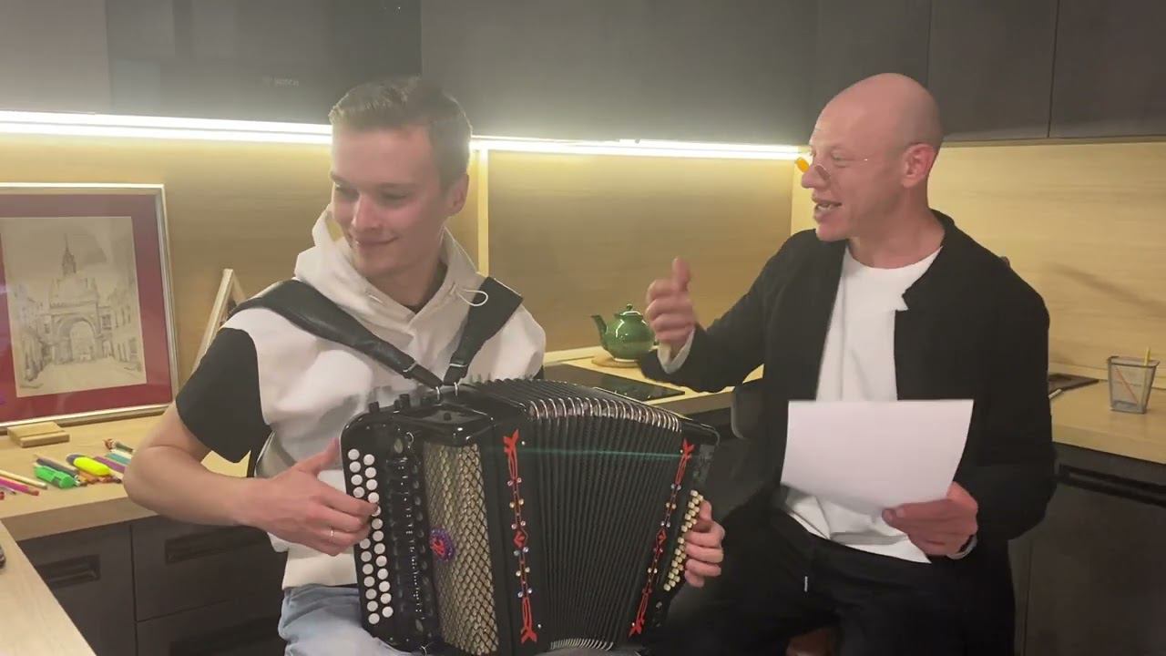 А я иду шагаю по Москве! Гармонист Павел Фомин и актёр Иван Кокорин! смотреть онлайн