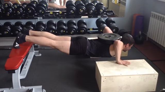 Отжимание с тумб с дополнительным отягощением смотреть онлайн