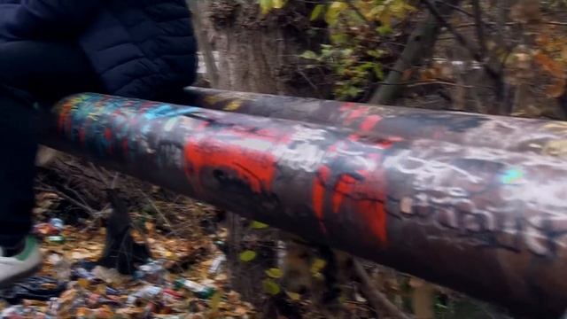 Балаклава через дверной глазок.