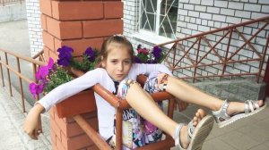 Помогите девочка застряла !!!