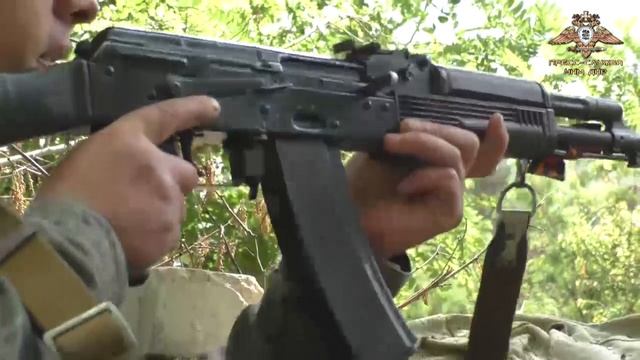 Украинские националисты бросают вооружение и технику в районе Красного Лимана.mp4 смотреть онлайн